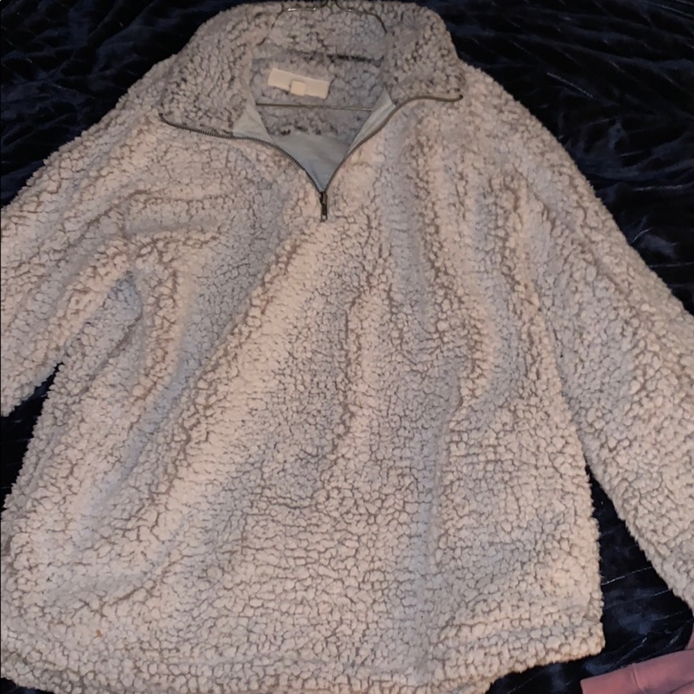 Fuzzy oversized half zip pull over.